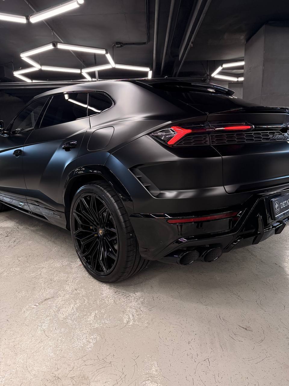 Lamborghini Urus сзади